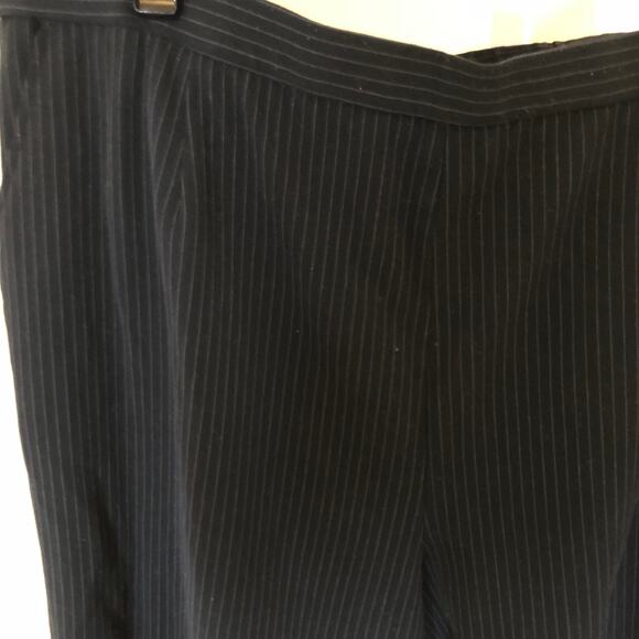 Briggs New York EUC Women's Black Pinstripe Pull On Pants Size 24WS - Picture 2 of 9